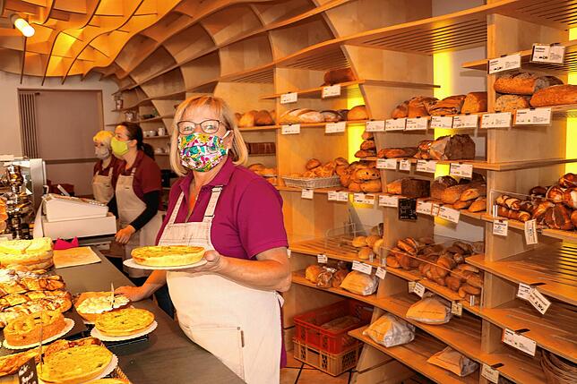 Rita Schulz (im Vordergrund), Simone Harter (Mitte) und Denise Weber arbeiten in der Bäckerei Schmid an der Wasserstraße in Donaueschingen.