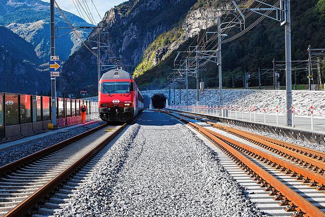 Durch den Gotthard-Basistunnel rollen die Züge schon seit 2016. Die Rheintalbahn ist noch lange eine Baustelle.