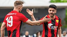 Gut gemacht: Vincent Kittel (links) und Serkan Korkmaz klatschen sich ab. Der FSV Rheinfelden hat das Bezirksderby gegen den FC Zell mit ...