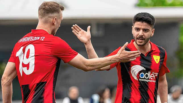 Gut gemacht: Vincent Kittel (links) und Serkan Korkmaz klatschen sich ab. Der FSV Rheinfelden hat das Bezirksderby gegen den FC Zell mit ...