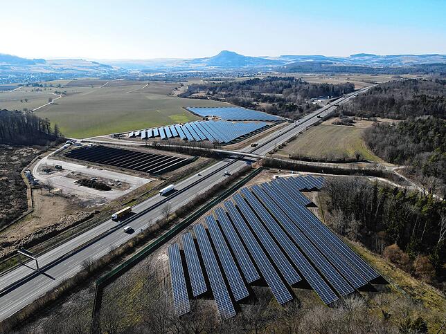 Die Panels sollen jährlich fast 10 Megawatt Strom erzeugen. „Damit könnte man den gewerblichen und privaten Stromverbrauch für ...