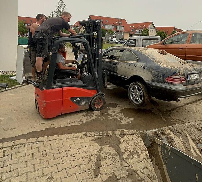Dieses Auto war in einer voll gelaufenen Tiefgarage. Die Teuringer Johle zogen es herauf. Zahlreiche Fahrzeuge waren nach der ...