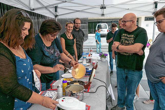 Ehrenamtlich: Tiengener Frauen aus verschiedenen Vereinen versorgten die Besucher mit frischen Waffeln.