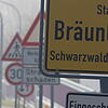 Links im Bild ist das Tempo-30-Schild zu sehen. Wer allerdings von Hüfingen kommt und in die Bregenbergstraße einbiegt, hat davon keine ...
