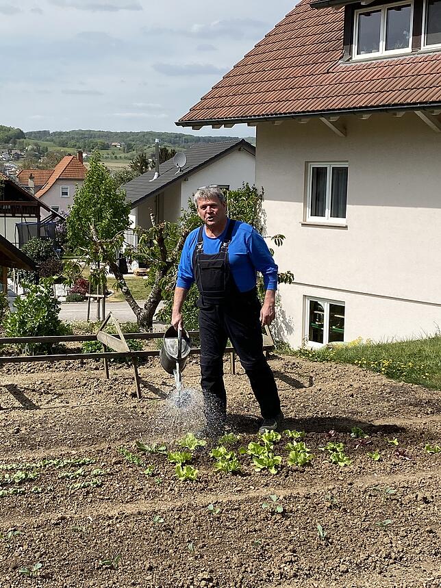 Lieber einmal weniger, aber dafür den Pflanzenraum durchdringend und kräftig wässern.