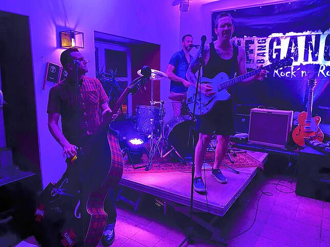 The Bang Gang mit Schlagzeuger Flo, Jan am Kontrabass und Gitarrist Stef spielen Rock und viele Eigenkompositionen in der Bar Centrale. ...