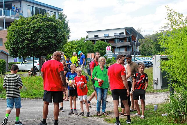 Bild 17: Fans warten vor dem Strandbad Bodman auf den FC Liverpool