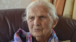 Klara Weber ist 100 Jahre alt und hilft noch im Haushalt. Bild: Christiane Sahli
