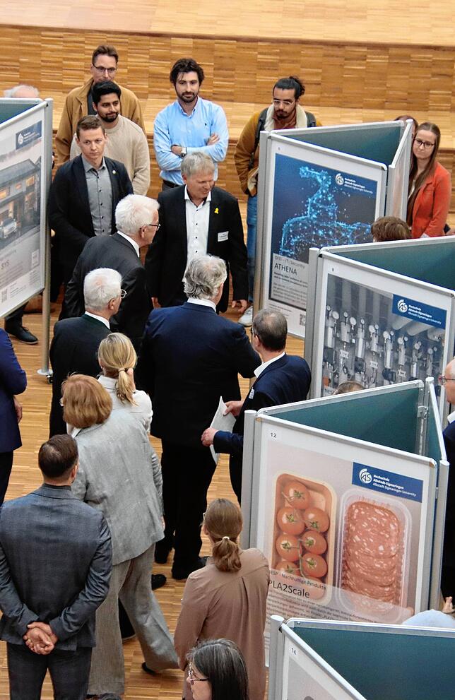 An Posterwänden erläuterten Professoren und Studierende ihre Arbeiten.