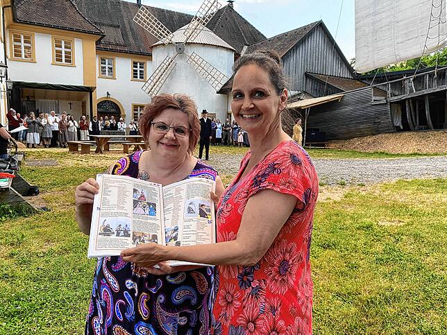 Grafikdesignerin Gudrun Wasmer erarbeitete zusammen mit ihrer Schwester der Vorsitzenden des Theatervereins Corinna Vogt in sechs ...