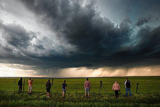 Sturmjäger bei der Arbeit, wie hier in Colorado in den USA. Um die Unwetter fotografieren zu können, positionieren sie sich meist in ...