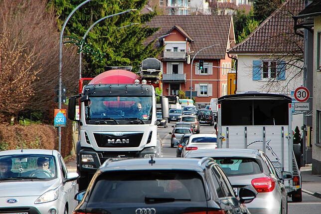 Die Verkehrsbelastung auf der B 33-Ortsdurchfahrt in Markdorf ist hoch. Wird die B 31-neu als Variante C 1.1 realisiert, ...