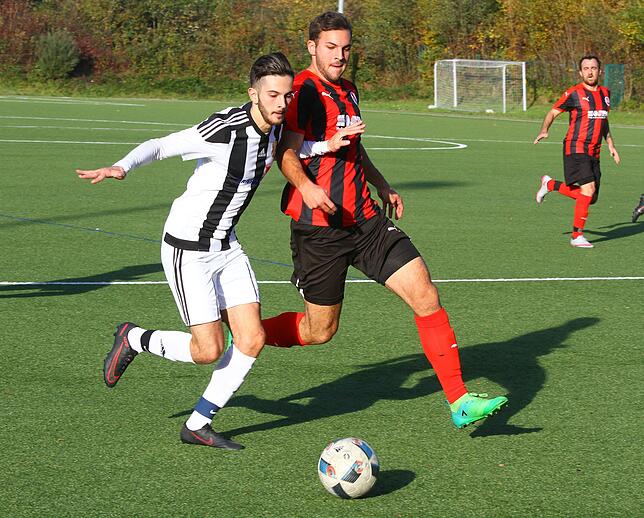 Tritt kürzer: Giuseppe Ferrara (links, gegen den Bad Säckinger Manuel Beyrle) steckt beim SV 08 Laufenburg aus beruflichen Gründen zurück.