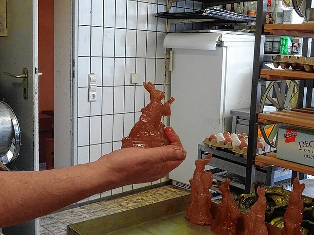 Bild 7: Diese Osterhasen schmecken süß: Wie bei Uwe Hilsenbeck Zuckerhasen entstehen