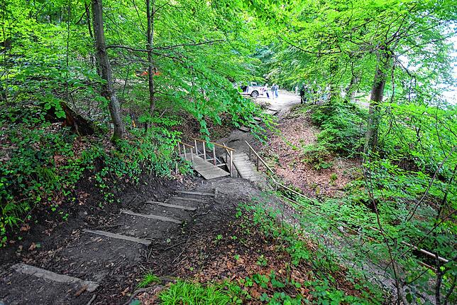 Blick aus Richtung Wallhausen auf den Wegknoten am Fuß der gesperrten Schlucht, die links vom Bild ist.