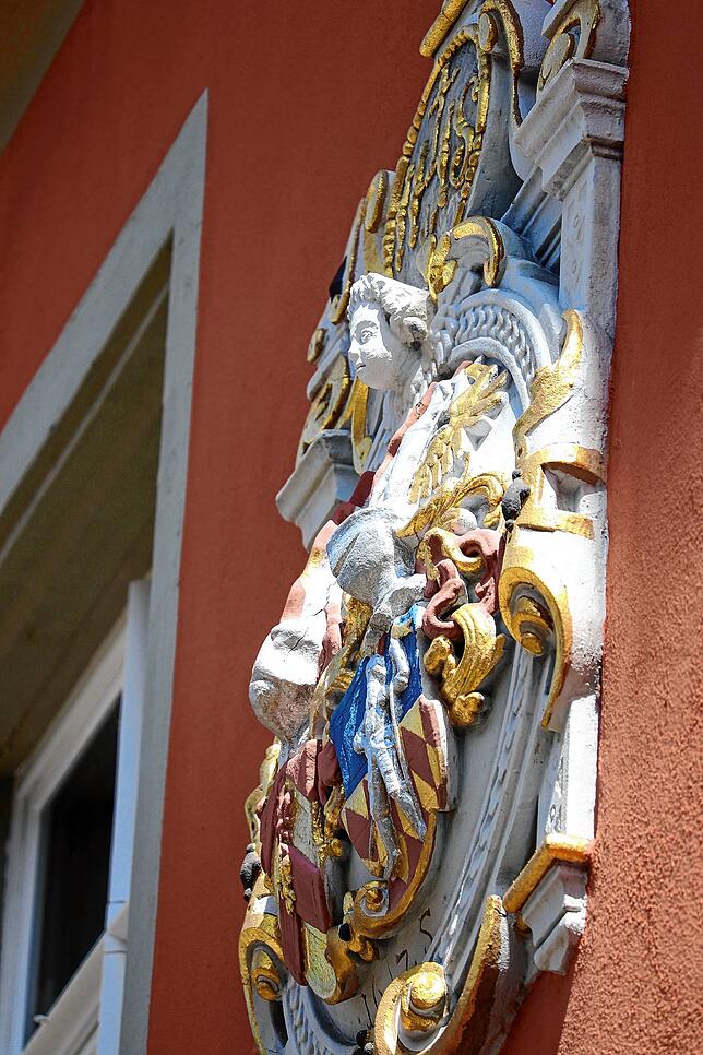 In Meersburg gibt es viele Wappen. Auch dieses ziert eine Hausfassade – aber wo?