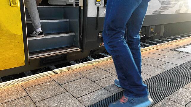 Ab März 2023 bietet der WTV ein Jugendticket an. Damit können Jugendliche für 365 Euro im Jahr durch ganz Baden-Württmeberg fahren. ...