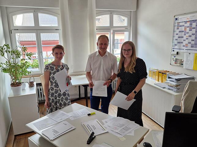 Hier laufen die Fäden zusammen (von links): Jaqueline Scheuch, Norbert Bodmer und Julia Ritz im Rathaus.