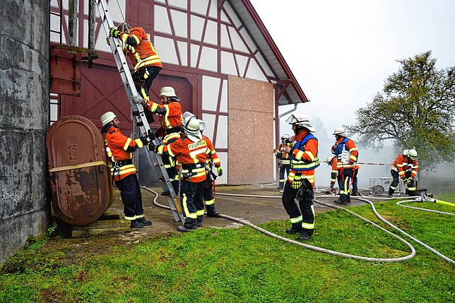 Menschenrettung stand im Fokus der Herbstschlussprobe. Hier kam es zur Höhenrettung einer Person von einem angrenzenden Silogebäude.