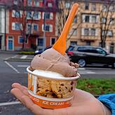 Für das Eis im Becher und mit Plastiklöffel zahlen wir – für zwei Kugeln – 3,60 Euro. Korrekterweise hätte man aber noch 50 Cent mehr ...