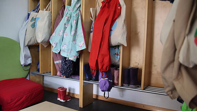 Blick auf eine Garderobe in einer Radolfzeller Betreuungseinrichtung. Mittlerweile sind deutlich weniger Kinder ohne Betreuungsplatz als ...