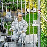 Nach dem Mord an der Unternehmerin in Singen suchte die Kripo nach Spuren im und am Haus der 72-Jährigen.