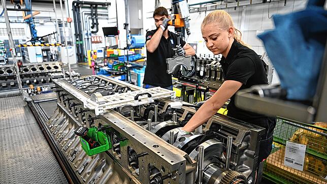 RRPS-Mitarbeiter fertigen einen Dieselmotor der 4000er- Baureihe. Foto: RRPS