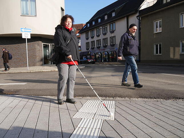 Die sogenannten Klangsteine sollen für Blinde als Leitsystem dienen. Sie führen in der Regel zu Straßenüberquerungen. Bei den ...