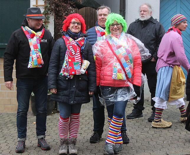 Astrid Schoch (mit grüner Perücke) hat sich vorsichtshalber in ein Regencape gehüllt, den es regnete am Sonntag nicht nur Bonbons.