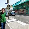 Markdorfs Bürgermeister Georg Riedmann an der B&nbsp;33-Ortsdurchfahrt Ende Juni bei einem Wahlkampftermin mit dem SÜDKURIER. Am 27. ...