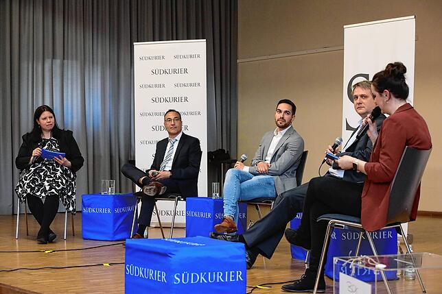 Die Kandidaten beantworten Fragen der Moderatorinnen und diskutieren miteinander. Von links: Ramona Löffler, Alessandro Ribaudo, ...