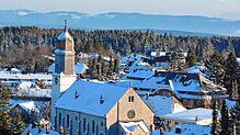 Die Alpen im Hintergrund vor der verschneiten Winterlandschaft: Höchenschwand kann punkten mit seiner Lage. Bild: Sebastian Barthmes