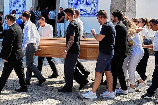 Diogos Witwe Rute Cardoso (r) geht hinter den Särgen von Diogo Jota und seinem Bruder André Silva, die für die Beerdigung in die Kirche ...