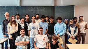 Die Klassen Vaboa und Vabo haben ihre Zeugnisse erhalten. Darüber freuen sich auch die Klassenlehrer Peter Schallmayer (links) und Sonja ...