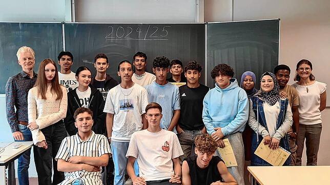 Die Klassen Vaboa und Vabo haben ihre Zeugnisse erhalten. Darüber freuen sich auch die Klassenlehrer Peter Schallmayer (links) und Sonja ...