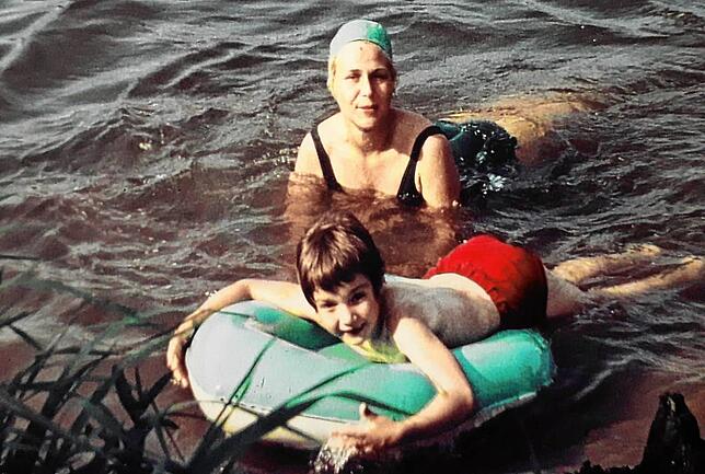 Ein Bild aus vergangenen Zeiten: Die heute 85-jährige Annemarie Elze und ihre Nichte Petra vor vielen Jahren mit dem Schlauchboot auf ...