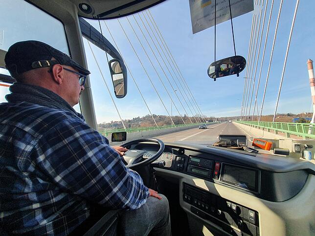 Die Radolfzeller Freiwilligen treten ihre Rückfahrt an und verlassen Przemysl auf einer Brücke, die über den Fluss San führt. Am Steuer ...