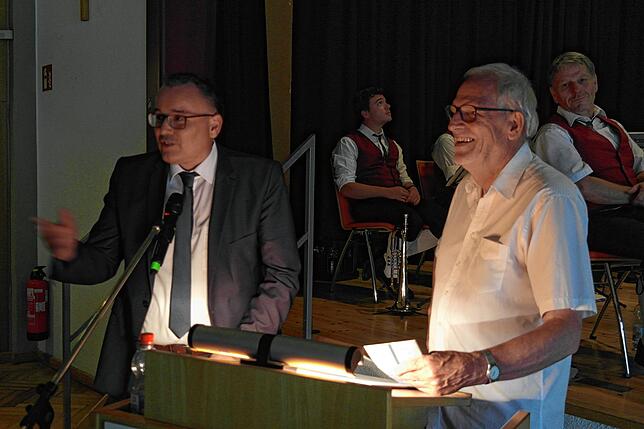 Vortrag „Ein Dorf im Wandel“: Ortsvorsteher Michael Nachbaur (links) dankt Bernd Caesar für die Aufbereitung der ...