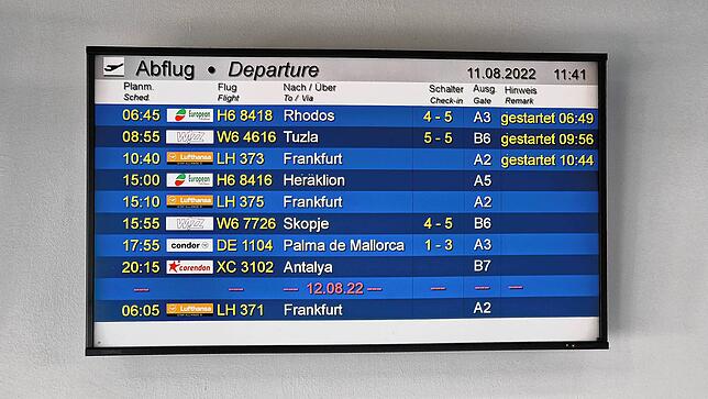 Auf der Anzeigetafel ist das Flugziel Rhodos zu sehen. Am Donnerstag fliegt allerdings nicht Corendon, sondern die European Air Charter ...