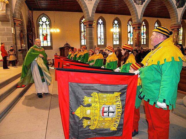 Auch ein besonderer Moment für Gerhard Schlaich war die Fahnenweihe zum Jubiläum: Cooperator Christof Scherer segnete bei der ...