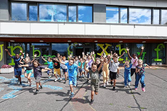 Letzter Schultag an der Grundschule Allensbach: Die Klasse 3a startet mit den knapp 1,5 Millionen Schülerinnen und Schülern in ...