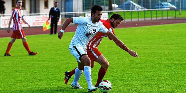Kämpfernatur: Luigi Squillace (vorn, gegen Manuel Boller-Berger) – hier ein Archivbild vom Mai 2015 im Spiel mit dem FC ...