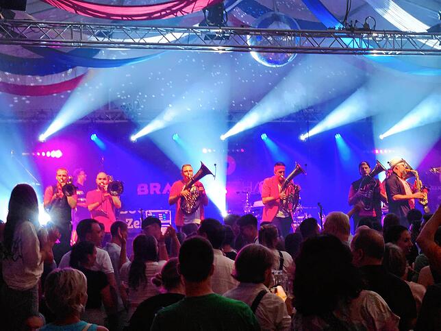 Bild 14: Chilbi 2024: Gute Laune beim Brassabend mit Brasstastisch und Brasslufthamma