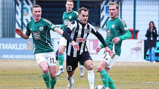 Christian Derflinger (Mitte) und der FC 08 Villingen wollen im letzten Saisonheimspiel noch einmal die Zuschauer begeistern.