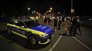 Während bei der Verkehrsruhe auf der Alten Rheinbrücke von Konstanz viel Platz war, um zu Fuß zu den Bussen am Sternenplatz zu gelangen, ...