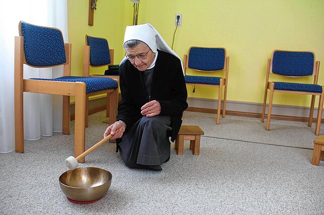 Schwester Itta schlägt die Klangschale an. Die Hauskapelle war Teil des „Hauses der Begegnung“, das die beiden Schwestern ...
