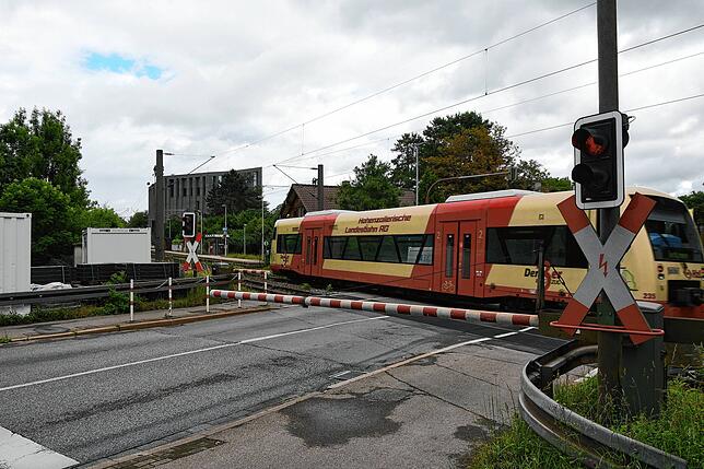 Der Bahnübergang Schaffhauser Straße in Singen: Vom 10. bis 17. Juni fahren auf dieser Strecke wegen Bauarbeiten keine Züge und der ...