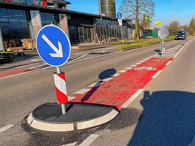 Auf der linken Straßenseite wird der Radweg hinter dem Ortsschild weiter Richtung Wallbach geführt.