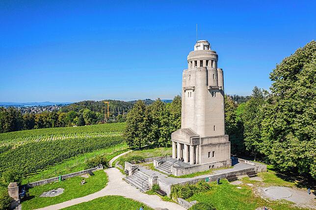 Der Bismarckturm wirkt aufgrund seiner Bauweise eher gedrungen. Manch einer glaubt aufgrund der Formgebung ein Phallussymbol erkennen zu ...