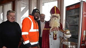 Lecker: Der Nikolaus ließ es sich nicht nehmen, die Suppe für die Bauarbeiter zu schöpfen. Bürgermeister Thomas Kaiser (Zweiter von ...